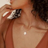 Márcia - Colar Dourado com Pedra Branca