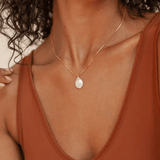 Márcia - Colar Dourado com Pedra Branca